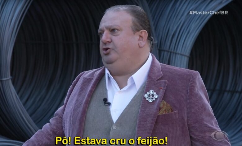 Eric Jacquin jurado do MasterChef Profissionais dando bronca em Vinicius, participante que serviu feijão cru para os convidados.