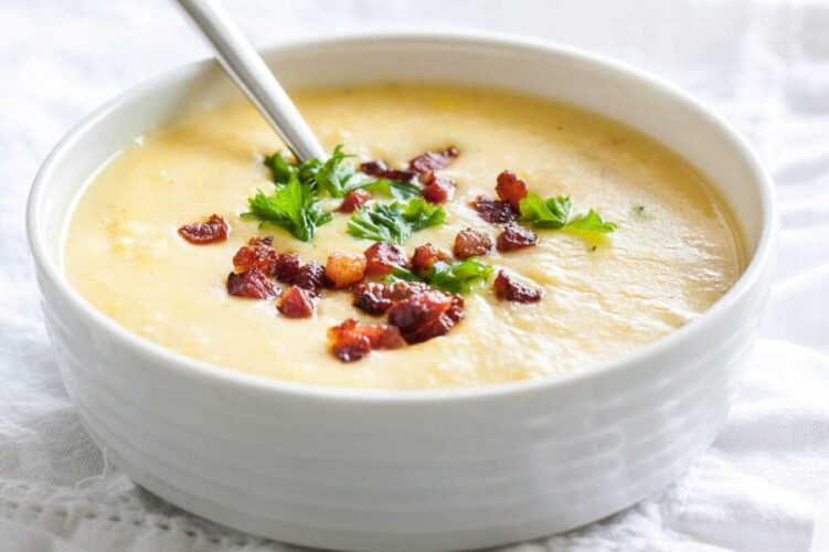 Sopa cremosa de batata com bacon