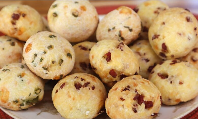 pão de queijo com calabresa e cebolinha