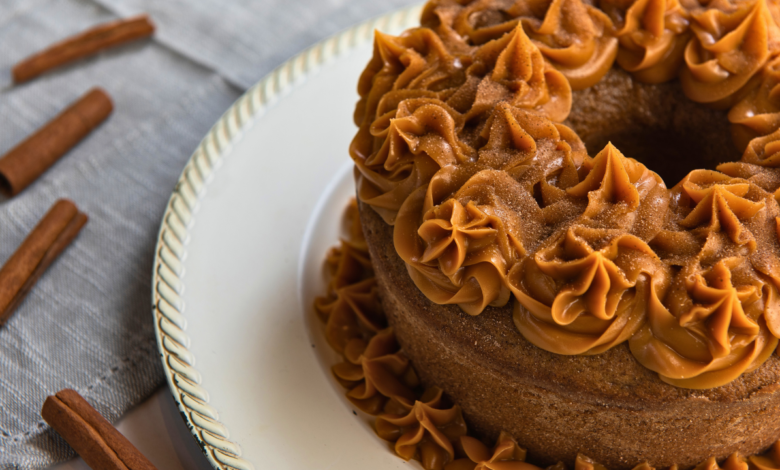 Bolo de chocolate com cobertura de doce de leite