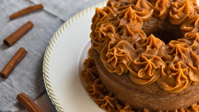 Bolo de chocolate com cobertura de doce de leite