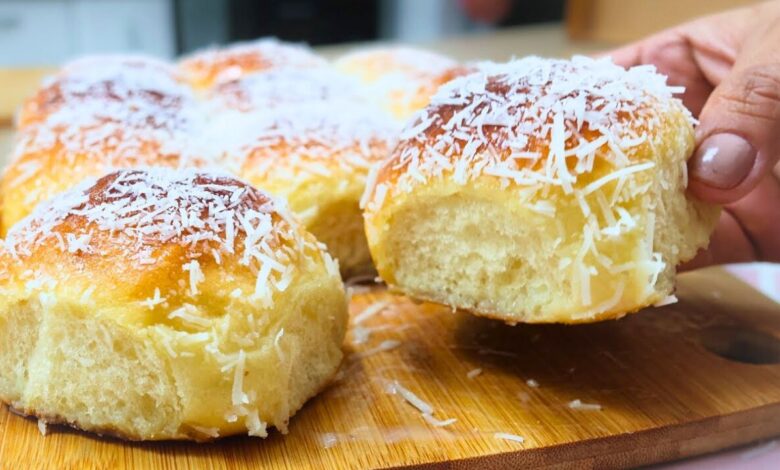 Pão doce fofinho de coco com leite condensado