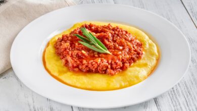 Polenta cremosa ao molho de carne moída