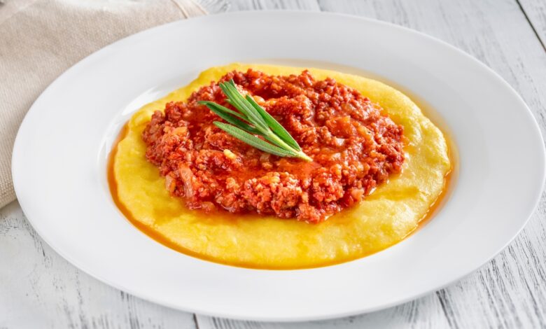 Polenta cremosa ao molho de carne moída