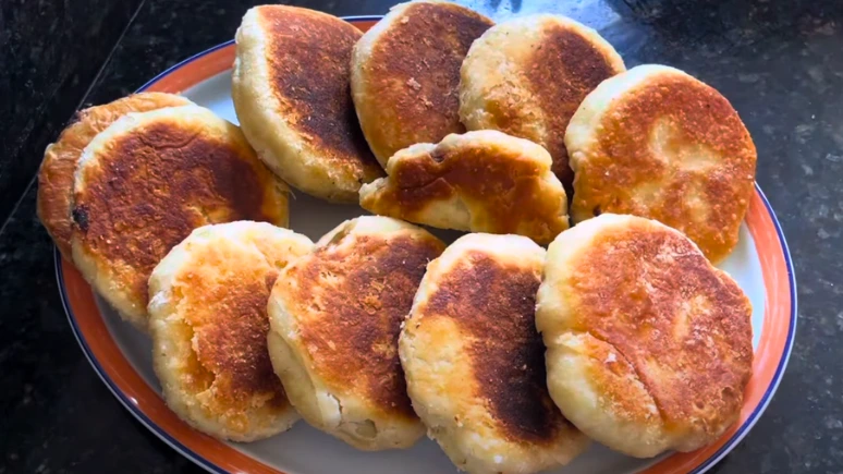 Pão folhado chinês de carne