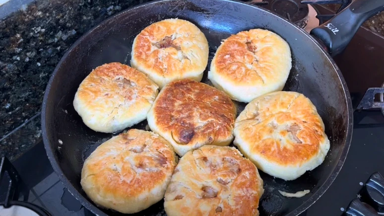 Cozimento do pão chinês na frigideira